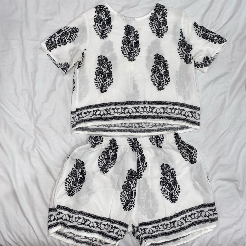 cute summer black and white set!